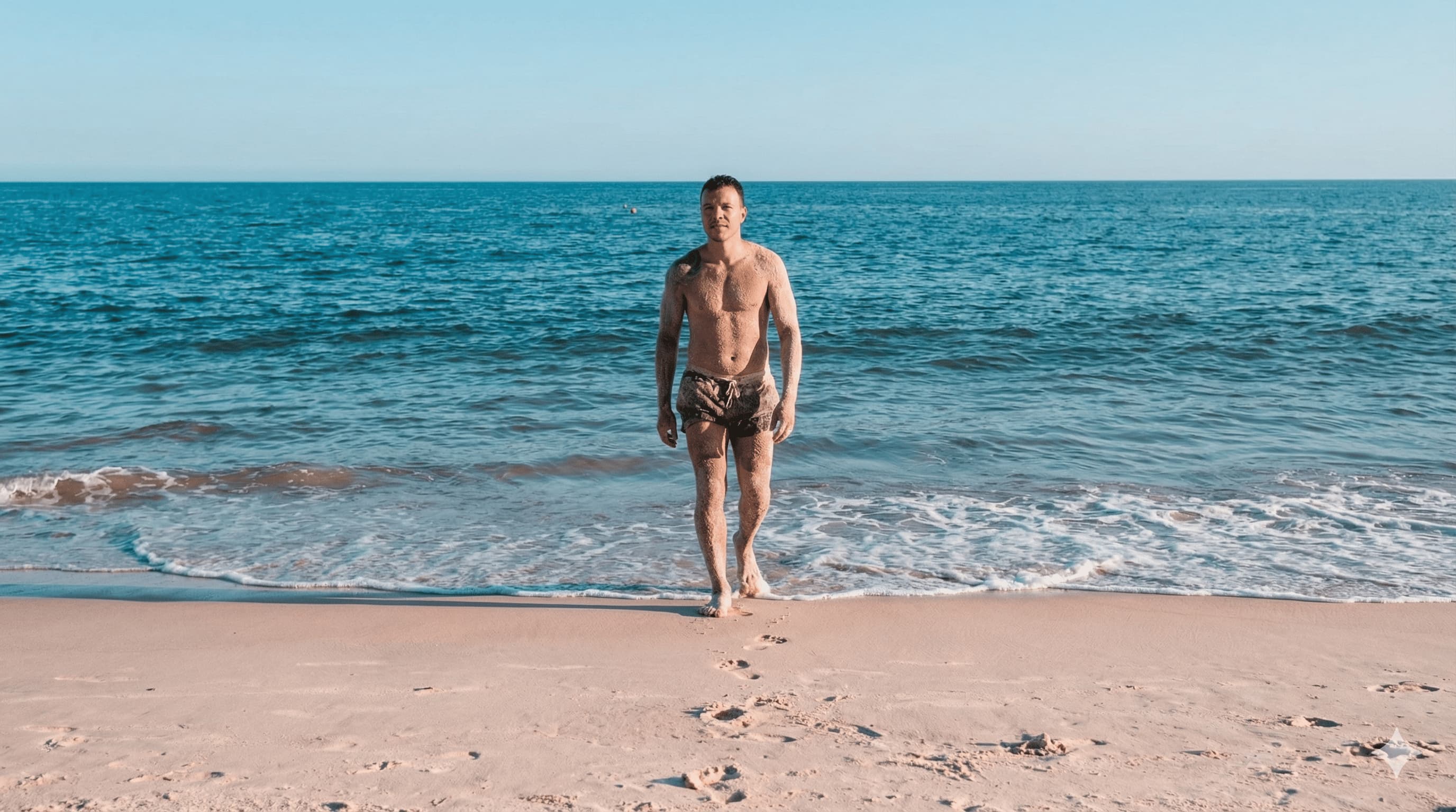 Persona saliendo del mar